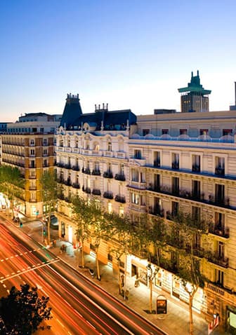 Descubre la calle Serrano: El corazón del lujo en Madrid photo
