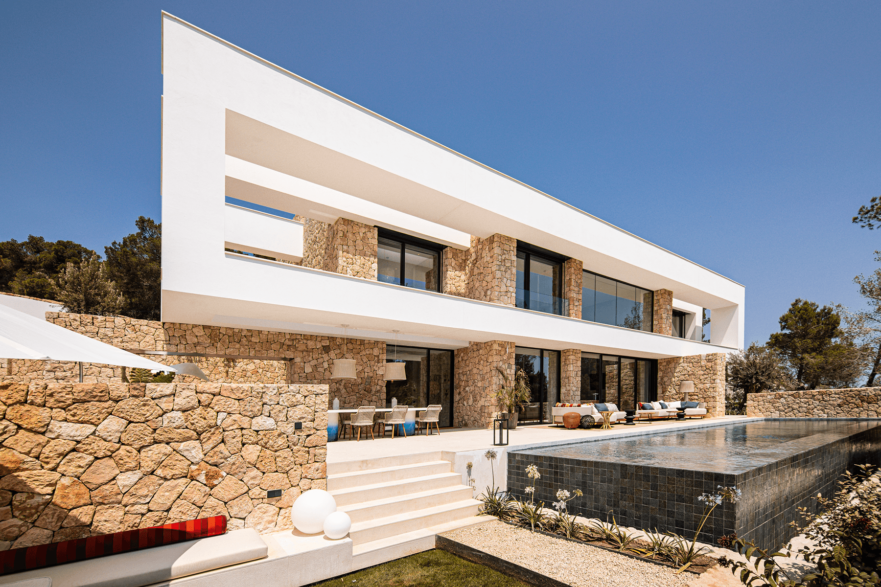 Villas de lujo de obra nueva en Ibiza: elegancia, diseño contemporáneo y conexión con la naturaleza