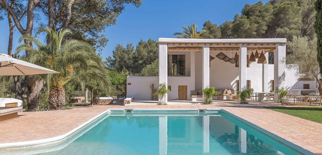 villas-en-ibiza-villa-ibicenca.jpg Casas en Ibiza exterior piscina